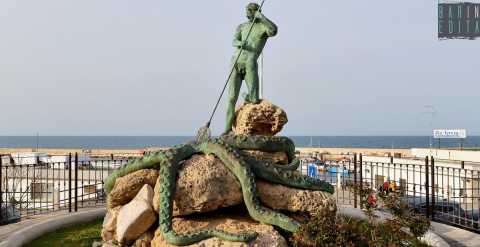 Prima distrutta poi vandalizzata e criticata: è la bistrattata "statua del Pescatore" di Torre a Mare